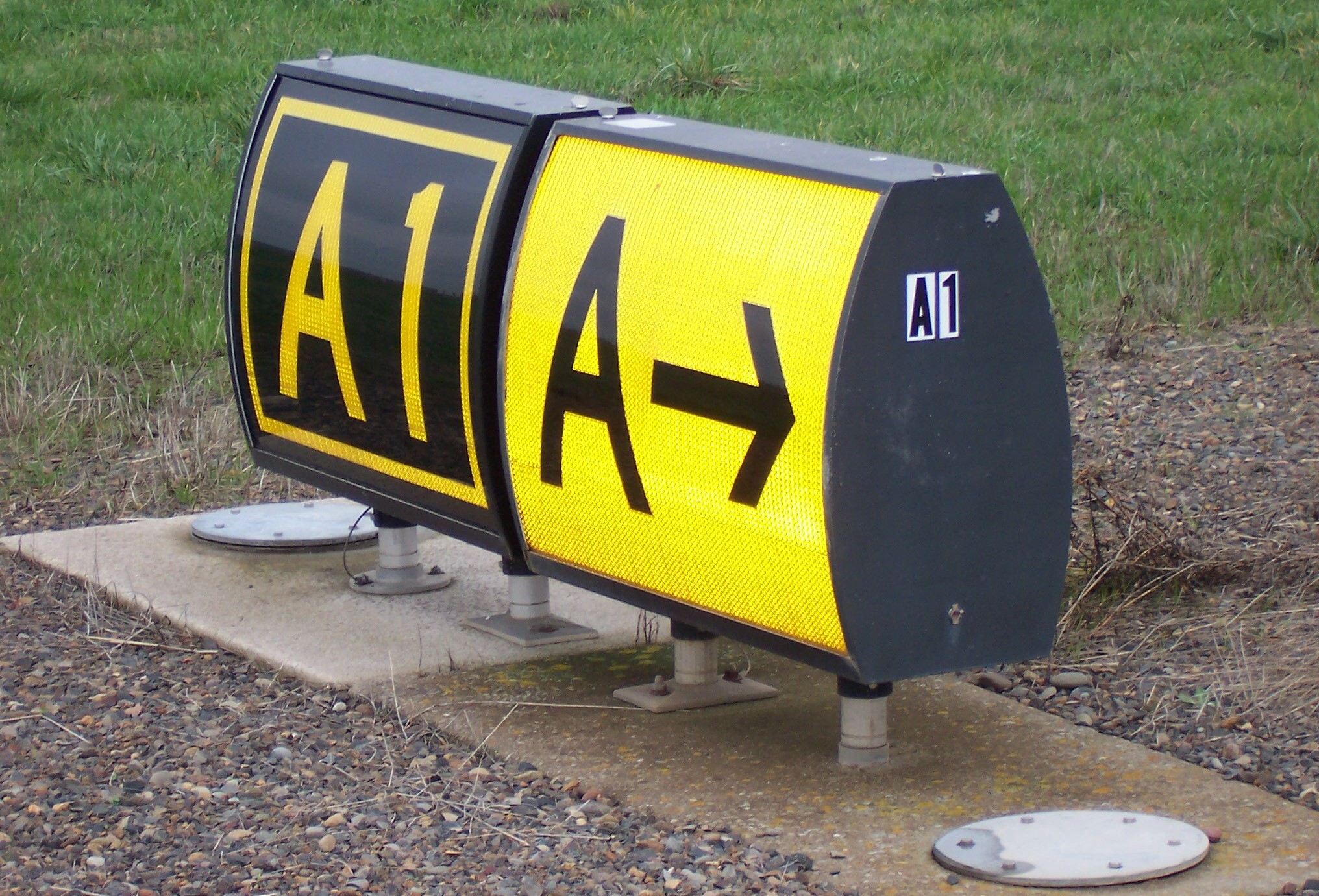 Taxiway Lumacurve Airfield Sign